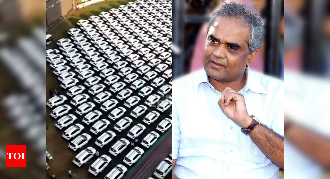 Best boss ever gifts 1,260 cars and 400 flats to his employees in India |  World News | Metro News