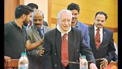 Democracy absent if courts, press praise govts: Sorabjee