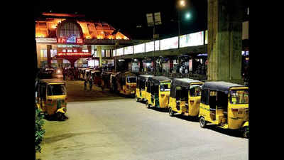 Entering CMBT a struggle as autorickshaws take over road