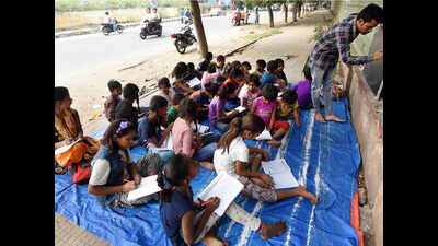 25-year-old graduate teaches children outside east Delhi court