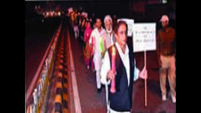 Death of Delhi boy: Azam Khan takes out candle march in protest