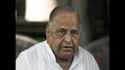 Who is he backing? Mulayam Singh Yadav keeps supporters guessing