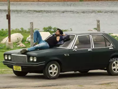 Maate Vinadhuga video song from Vijay Deverakonda s Taxiwaala