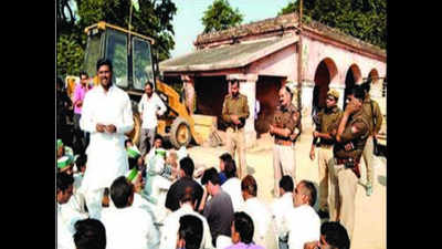 Cop thrashes farmer over ‘illegal mining’, Bhartiya Kisan Union stages protest