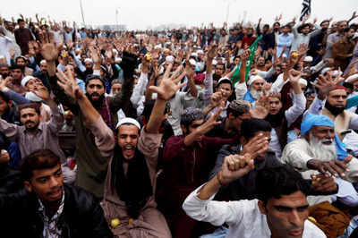 Islamist radicals defy Imran, choke Pakistan over blasphemy acquittal
