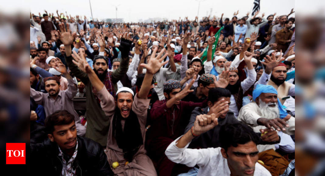 Islamist radicals defy Imran, choke Pakistan over blasphemy acquittal ...