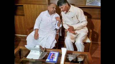 Ex-BJP ally Chandrababu Naidu meets Mulayam Singh Yadav, Akhilesh