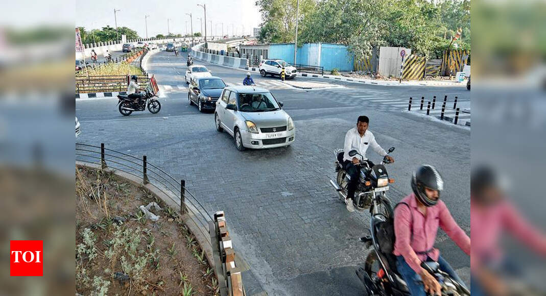 Traffic intersection opens for vehicular traffic at Adajan-end of cable ...