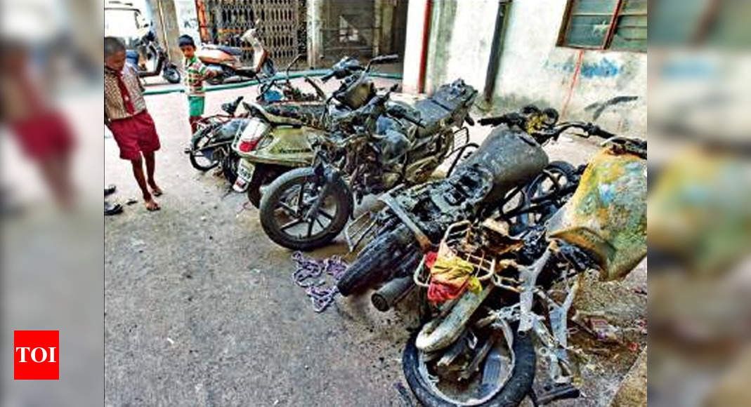 Blaze damages two-wheelers, 6 people suffer minor injuries | Pune News ...