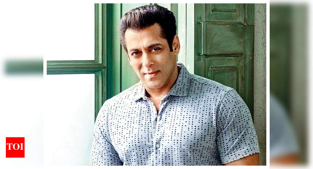 Watch Salman Khan interacts with a little boy suffering from cancer at