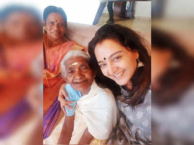 Actress Manju Warrier honours 96-year-old Karthiyayini Amma | Malayalam ...