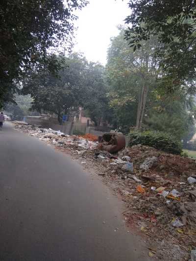 Garbage spread out in R K Puram