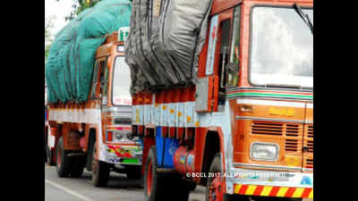 60 trucks stranded on DND flyway, Kalindi Kunj