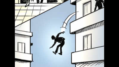 Man jumps off building to evade police during raid in Delhi