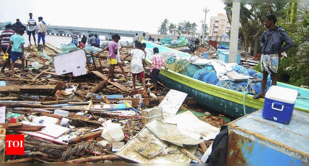 13 killed as Cyclone Gaja tears through TN, 80K evacuated | India News ...