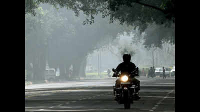Delhi wakes up to cold, partly cloudy morning