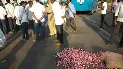 Onion growers protest as prices drop sharply