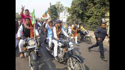 BJP men flout traffic rules in front of cops