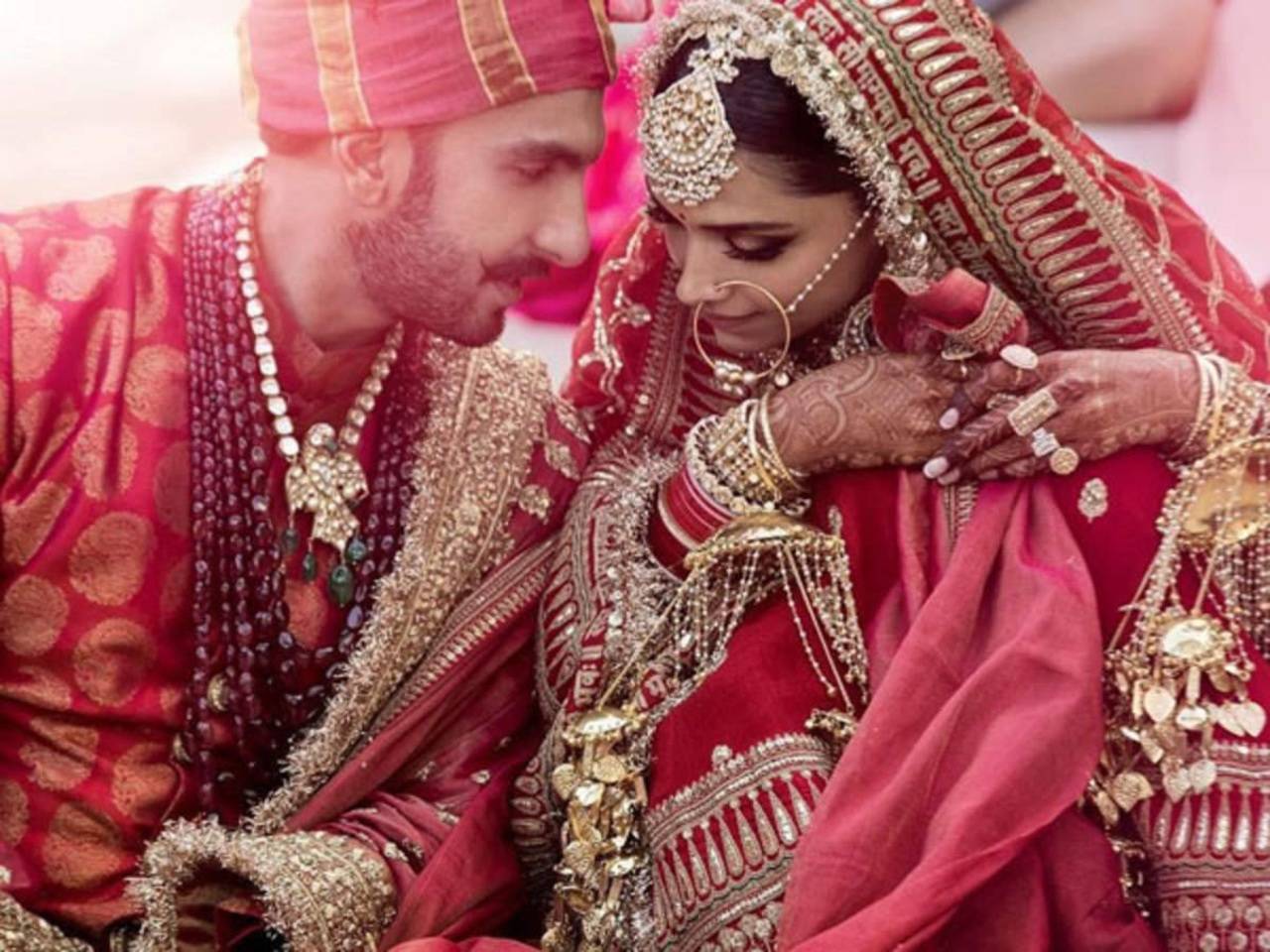Ranveer Singh 'The Quirk King' Confuses Wife Deepika Padukone 
