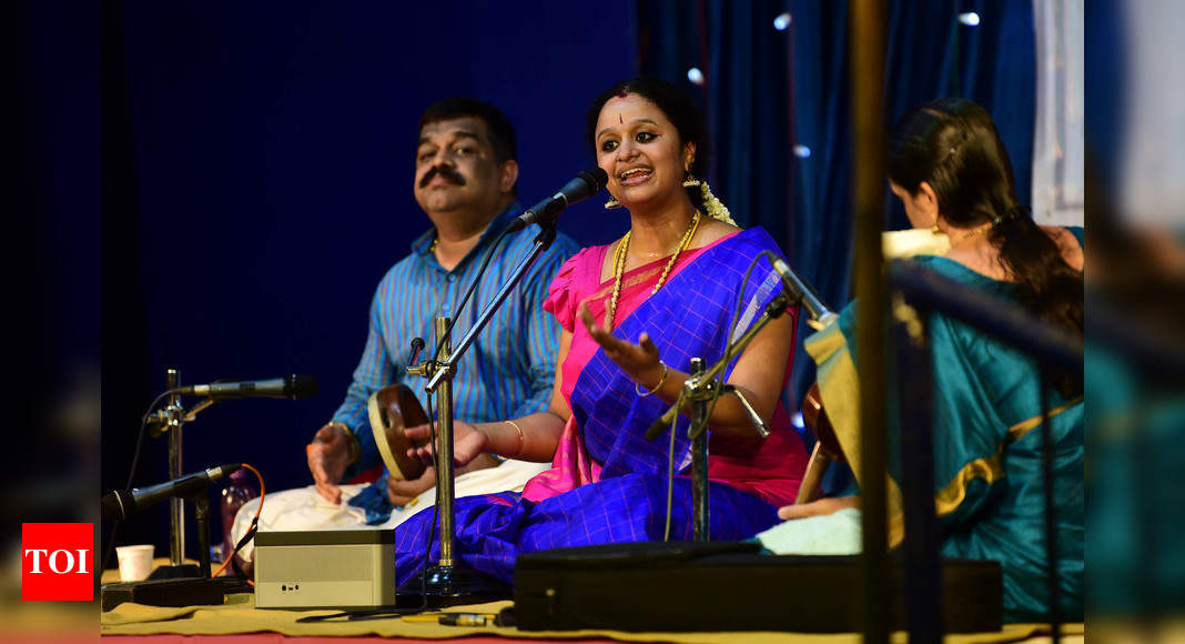 Carnatic Singer B Keerthana Mesmerises With Her Devotional Song ...