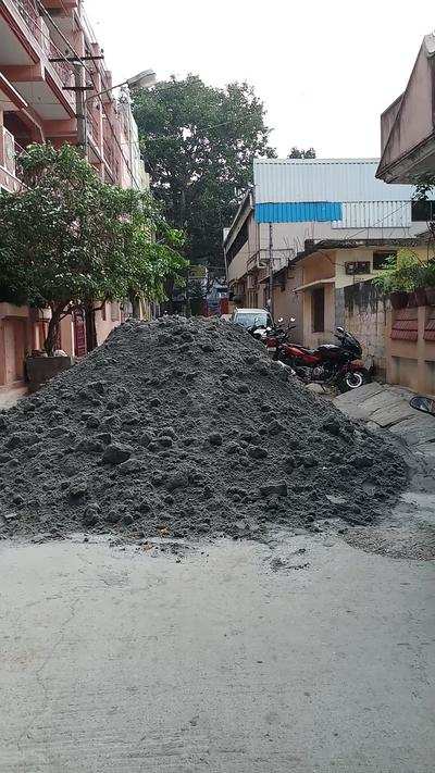 BUILDING CONSTRUCTION SAND UNLOADED IN PUBLIC ROAD