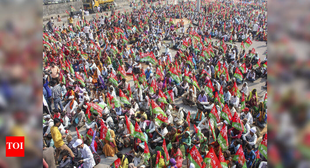Farmers protest in Mumbai: 10,000 protesting Maharashtra farmers reach ...