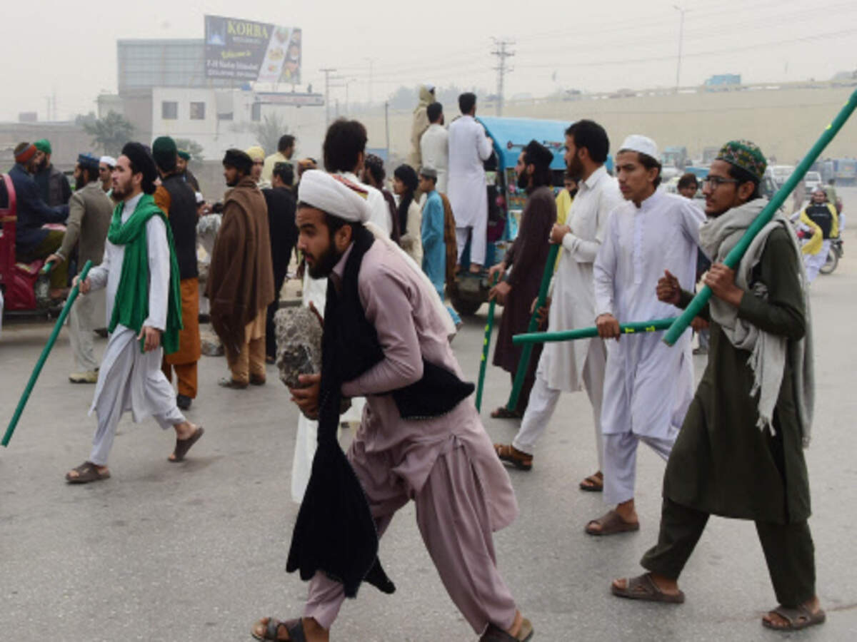 Pakistan: TLP के सामने इमरान खान ने घुटने टेके, जानें क्या हुई 'सीक्रेट डील' 28 Pakistan arrests over 100 TLP members - Times of India
