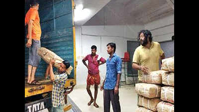 Kochi: #givebacklove for Gaja-hit people