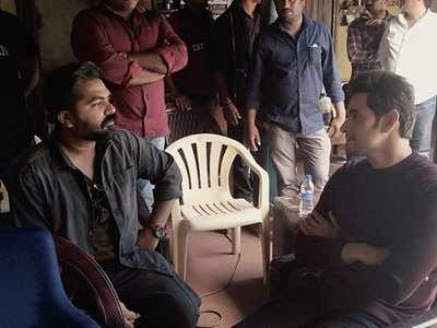 Mahesh Babu catches up with STR on the sets of 'Vantha Rajavathaan Varuven'