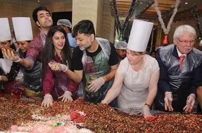 Celebs kick off x-mas festivities with cake mixing ceremonies