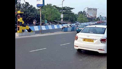 Car hits student at Chingrighata, man run over on Basanti Highway