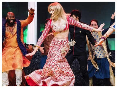 Photo: Sophie Turner shows off her moves at Priyanka Chopra and Nick Jonas' sangeet ceremony