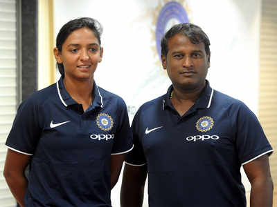 Harmanpreet, Smriti back Powar; women's team split on coach