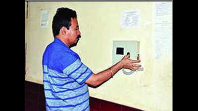 Colleges to install biometric machines