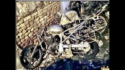 7 parked bikes in Viveknagar set ablaze, visuals sent to FSL