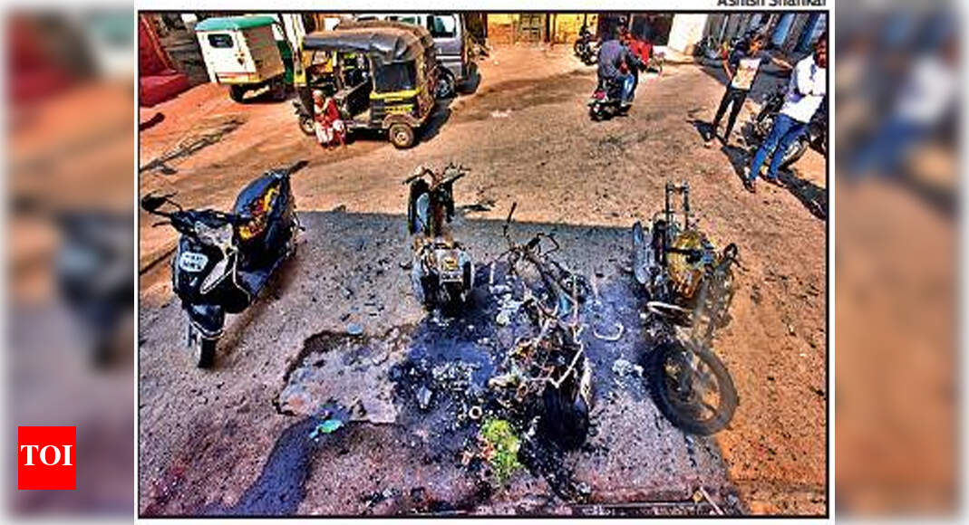 Six Youths 5 vehicles set on fire in Kasba Peth; criminal held, minor