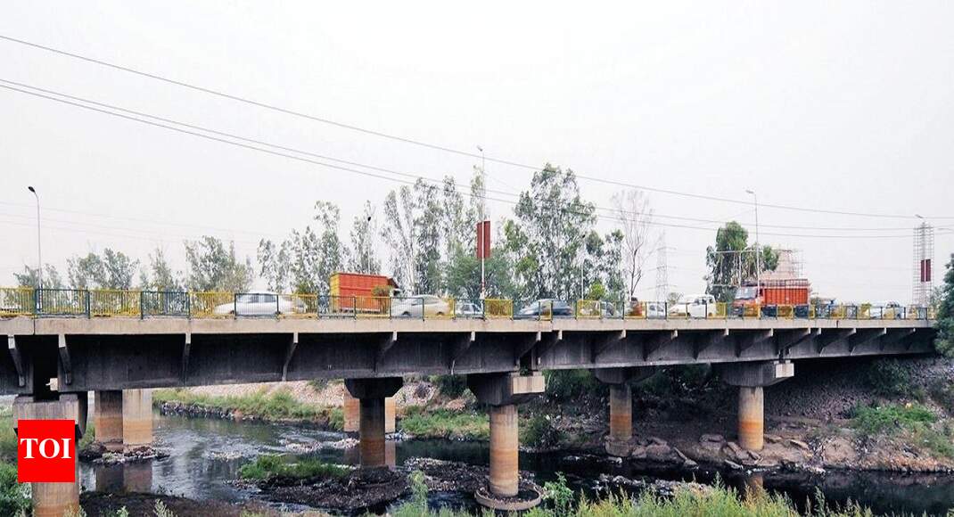 Delhi gets notice over waste burning at Shahdara drain - Times of India
