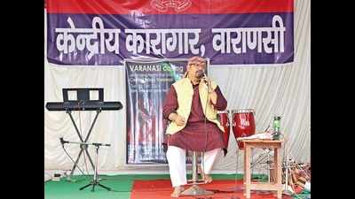 Singer Abhijit Ghoshal sings for inmates of Varanasi Central Jail