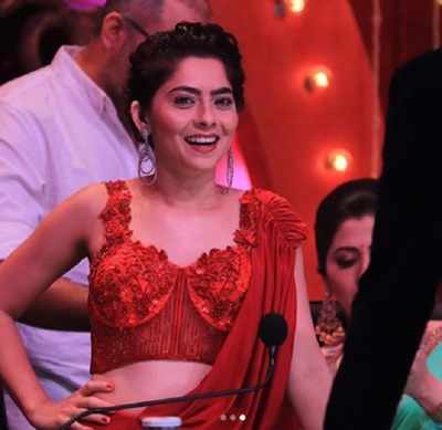 Sonalee gifts a nath to contestant