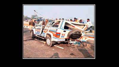 Fog's fallout on the road: Three cops, three of family die in accidents