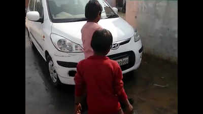 On cam: School teacher makes students clean her car