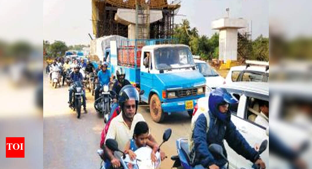 Car collides with bus, holds up traffic near Zuari bridge | Goa News ...