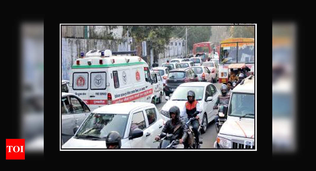 Ambulance stuck for more than 20 mins in traffic jam on busy Rana