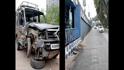 Vehicle hits divider in Sector V, six injured