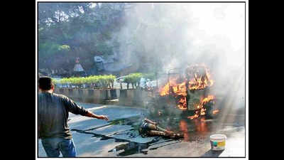 Auto Catches Fire After Collision: Auto catches fire after collision ...