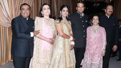 Watch: Isha Ambani and Anand Piramal at their wedding reception