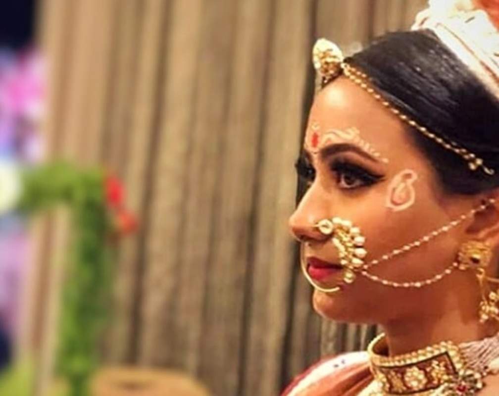
Shweta Basu Prasad looks gorgeous as a Bengali bride
