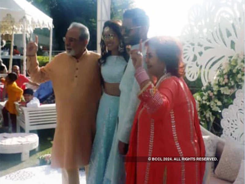 Veteran actor Kulbhushan Kharbanda with daughter Shruti Kharbanda (second from left), groom Rohit Navale and wife Maheshwari Devi Kharbanda during the mehendi ceremony