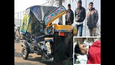 Auto rams bike beside Shahpura Lake, two students critical