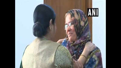Ansari meets Sushma; his mom says 'mera Bharat mahan, madam mahan'